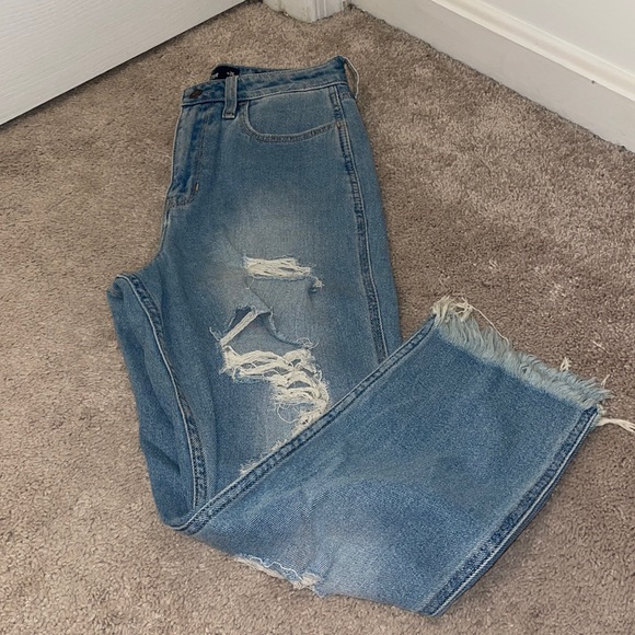 Hollister Ultra High-Rise Mom Jean - Picture 2 of 6